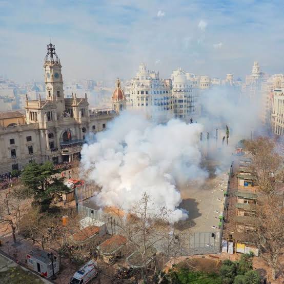 Vive la máscleta en Fallas desde mi balcón
