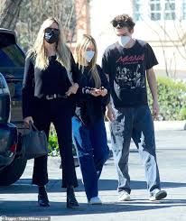 On valentine's day that year, aris shared a photo of him kissing her on the cheek via ig story. Heidi Klum Ist Muhelos Schick Als Sie Die 16 Jahrige Tochter Leni Bei Einem Date In Beverly Hills Begleitet Aktuelle Boulevard Nachrichten Und Fotogalerien Zu Stars Sternchen