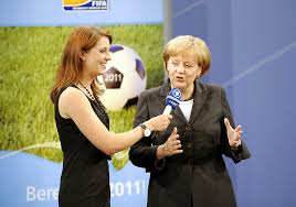 Aug 08, 2021 · angela merkel schrieb 2005 mit der ernennung zur bundeskanzlerin deutschlands als erste frau im amt geschichte und hält diesen posten bis heute inne. Der Signierte Fussball Von Bundeskanzlerin Angela Merkel
