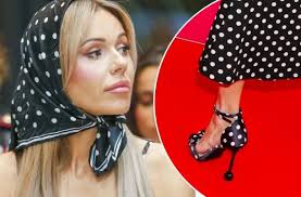 Hailey Bieber w OSZAŁAMIAJĄCEJ sukience na imprezie YSL. Nie można oderwać  od niej oczu!