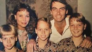 Jun 21, 2021 · veja as últimas notícias, vídeos e entrevistas sobre jair bolsonaro na jovem pan A Intimidade Dos Bolsonaro A Criacao Dos Filhos E A Vida Em Familia Retratadas Em Fotos Famosos Extra Online