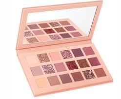 Maud est notre nouvelle professionnelle coiffeuse et maquilleuse mariage à lyon, une véritable globetrotteuse en talons aiguille ! 15 Palettes Maquillage A Avoir Absolument