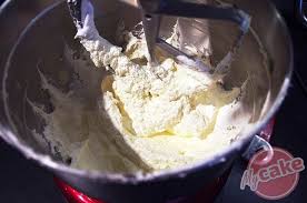 3 Recettes De Creme Au Beurre Qui Vont Vous La Faire Aimer Recette Creme Au Beurre Recette Creme Creme