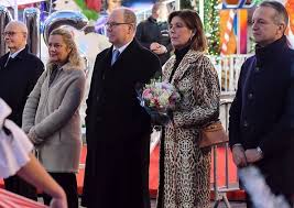 Help us build our profile of prince albert of monaco! Le Prince Albert Et Caroline De Hanovre Inaugurent Le Village De Noel De Monaco