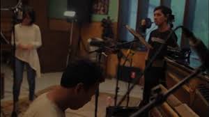 Pagi yang gelap kini sudah terang aku adikmu dan engkau abang ku amat merindui kamu pagi yang gelap kini sudah terang aku adikmu dan engkau abang inginku ulang ke masa dulu. Lirik Lagu Matahari Pagi Banda Neira Matahari Pagi Hangat Dan Menerangi Dunia Yang Gelap Tribun Jogja