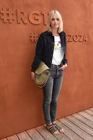 Estimated net worth in 2020. Laurence Arne Ses Plus Jolis Looks Elle Laurence Arne Laurence Jolis Looks