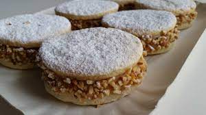 Le deliziose napoletane sono appunto una ricetta napoletana deliziosa dei dischi di pasta biscotto particolare farciti con una crema al burro squisita e granella di nocciole a coprire i bordi, un dolce che viene preparato per i giorni di festa o per offrire agli ospiti importanti che le. La Deliziosa Napoletana E Un Dolce Tipico Della Pasticceria