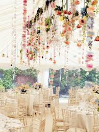 Eine wunderbare hochzeitslocation, wenn etwas summerfeeling auf elegante art und weise gefeiert werden soll. Atemberaubende Blumendeko Fur Hochzeit Bohemian Wedding Reception Boho Wedding Decorations Wedding Decorations