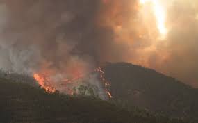 El incendio que mantiene en alerta al algarve portugués se ha recrudecido y las llamas avanzan sin control. Bxhrm Vzwcctm