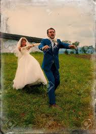 Weitere ideen zu hochzeit, hochzeit bilder, fotos hochzeit. Braut Zieht Ihr Brautigam Sie Mit Einem Seil Lustige Hochzeit Konzept Retro Variante Lizenzfreie Fotos Bilder Und Stock Fotografie Image 50046280