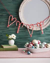 Garlands are often an overlooked christmas decoration, but their charm and simplicity make them the perfect addition to your home for the holidays. 48 Best Christmas Garland Ideas 2020 Decorating With Holiday Garlands