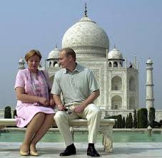 Von seiner frau ljudmila habe sich putin scheiden lassen, hieß es. Putins Ehefrau Ljudmila Putina Kehrt Mit Einem Lacheln Zuruck Welt
