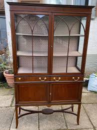 Antike Vitrine 82 Kaufen Auf Ricardo In 2020 Antike Vitrinen Vitrine Antike