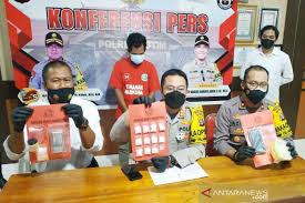 Supaya anda tidak kaget ketika sudah bekerja menjadi pegawai satpol pp nantinya. 5 Kali Ditangkap Polisi Karena Narkoba Kakek Ini Tidak Jera Kini Masuk Penjara Lagi Jpnn Com