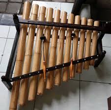 Di beberapa daerah, bunyi yang dihasilkan oleh instrumen atau alat tertentu diyakini memiliki kekuatan magis. Alat Musik Tradisional Bali Nama Gambar Jenis