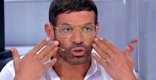Fanno discutere le dichiarazioni dell'opinionista. Gianni Sperti Rompe Il Silenzio Ecco La Verita Sui Ritocchi Estetici Perizona Magazine