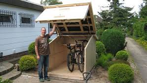 Mann Vor Holz Unterstand Fur Fahrrader Fahrrader Fur Holzunterstand Mann Vor Fahrradgarage Fahrradbox Fahrradschuppen