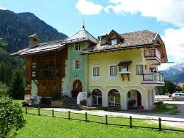 Situato a campitello di fassa, l'appartamento dolomitico di villa bellavista offre un giardino, la connessione wifi gratuita e la vista sul giardino. Appartamenti Majon Sotroi Campitello Di Fassa Val Di Fassa Italy 7 Guest Reviews Book Hotel Appartamenti Majon Sotroi
