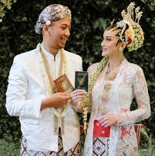 Buku nikah, katanya, merupakan salah satu syarat utama dalam pembuatan akta kelahiran. Semua Yang Perlu Anda Ketahui Mengenai Buku Nikah Dan Kartu Nikah Bridestory Blog