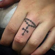 Beberapa contoh tato simpel ini ada pada bagian lengan tangan, dada sampai leher, kemudian gambar tato itu juga ada di paha betis, kaki, jari tangan, perut / puser, pinggang sampai punggung, dibelakang telinga ada juga jidat kepala, untuk lebih jelas lihat. 35 Ide Desain Tato Di Jari Tangan Yang Cocok Untuk Anda Bergambar Tato Tato Rosario Desain Tato Tato Pria