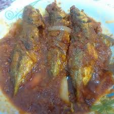 Letakkan ikan diatas daun pisang lepas tu siramkan sambal ikan di atasnya. Resepi Sambal Tumis Ikan Mudah Dan Sedap
