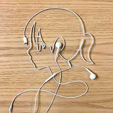 イヤホンを使って制作されたアート作品 音楽を聴く女の子 を知っていますか 絵で描くことさえ難しそうな女性の横顔のフォルムをイヤホンコードで表現 耳 驚き イラスト 音楽を聴く 音楽 イラスト
