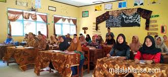 Kata pengantar kurikulum 2013 dirancang untuk memperkuat kompetensi siswa dari sisi pengetahuan, keterampilan, dan sikap secara utuh. Secarik Jarik Semarakkan Hari Batik Di Sman 1 Purwantoro Majalah Larise