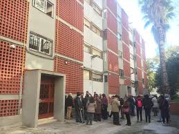 Vecinos De Ciutat Meridiana Frenan El Desahucio De Una Madre Soltera