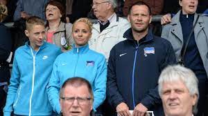 Die trainingswoche lief sehr gut, mehr und mehr spieler kommen zurück. Pal Dardai Privat Sportliche Familie So Lebt Der Hertha Trainer Mit Frau Und Den Jungs News De