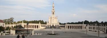 One of the largest marian centres in the world.this marian centre of pilgrimage evokes the apparitions of our lady to the three little shepherds lucia, francisco and jacinta, which took place in 1917 and were recognized in 1930. Visita Ao Santuario De Fatima Em Portugal Para Viagem