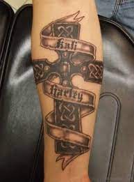 However, they may also have distinctive folds at both ends, and are generally quite smooth throughout the center. 70 Great Cross Tattoos For Arm