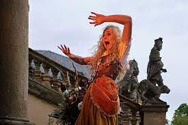 Zároveň však zakleté pírko vybízí k možná trochu kacířské otázce, zda má vůbec ještě smysl tento typ klasických pohádek donekonečna vyrábět když aninka najde pírko a něžným polibkem přivolá prince vítka, zakletého do ptačí podoby, vzpomene zase divák na veškeré další zakleté postavy, co jich jen. Zaklete Pirko 2020 Csfd Cz