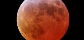 وفى ذات اليوم يحدث خسوف كلي للقمر في هذا اليوم حيث يمر القمر خلال ظل الأرض فيصبح لونه داكنا تدريجيا ثم يتحول لونه الى صدئ أو أحمر دموي ولن يكون هذا الخسوف مرئيا في مصر وأفريقيا وأوروبا بل يكون. Ø®Ø³ÙˆÙ Ø§Ù„Ù‚Ù…Ø± Ø­Ø±ÙˆÙ Ø¹Ø±Ø¨ÙŠ