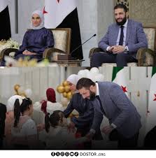 أول ظهور لزوجة الرئيس السوري أحمد الشرع داخل قصر الرئاسة.. احتفلا بالعيد مع  أبناء الشهداء ????