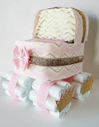 Windeltorte Selber Machen Kinderwagen Idee Rader Pampers Gold Kronen Papier Windeltorte Selber Machen Windeltorte Basteln Windeltorte Madchen Anleitung