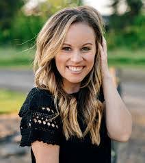 Julie Pinzon's Instagram, Twitter & Facebook