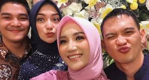 Acara lamaran yang berlangsung di bandung itu berlangsung dengan meriah. Lamaran Citra Kirana Dan Rezky Aditya Pamer Cincin