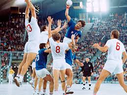Handball is a team sport played by two male or female teams consisting of seven players (6 fielders and 1 goalie) each. Handball Fotos Als Wandbilder Ein Angebot Vom Magazin Nosports Im 11freunde Shop