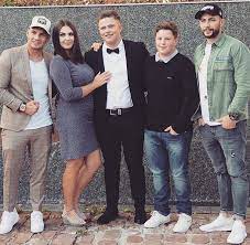 Pietro lombardi (born 9 june 1992 in karlsruhe) is a german singer and the winner of season 8 of deutschland sucht den superstar. Das Sind Die Geschwister Von Pietro Lombardi Sein Bruder War Mit Diesem Dsds Star Zusammen Promiwood