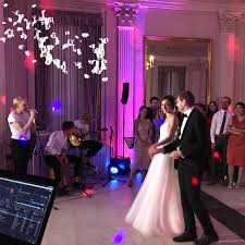 Adressen von standesamt und kirche sowie infos zur sie finden adressen und links zum standesamt, zur hochzeitskirche, zu ausgefallenen hochzeitsorten und zu dienstleistern rund um die hochzeitsfeier. Saskia Benjamin Schloss Philipssruhe Hanau Maindj