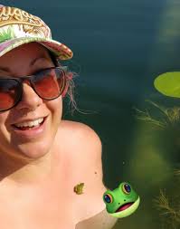 I want to be as care free as Froakie in the pool! 🐸💕