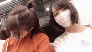 少年K on X: 電車の中で寝ている大西沙織を横で見つめるすっぴんの佐倉綾音 t.coCYDyT7fHky  X