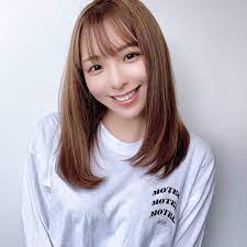 てんさん ヘアカタ ミディアム 前髪カット 小顔カット on instagram スマイルヘア 茶 スワイプ 抜け感を加えたセミロングスタイル 透けるような柔らかカールをまとったモテロング 毛先は重く残しつつ 表面にはレイヤ ミディアム