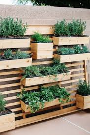 1001 Idees Pour Amenager Un Jardin Ou Potager Vertical Amenagement Jardin Jardiniere En Bois Jardiniere Murale