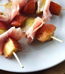 I hope you were able to find at least one that made you drool just a little.remember, the appetizers that are served on top of bread or crackers are meant to be served crispy.so if you let them sit with cold, wet food on top for more than an hour or so. 15 Party Appetizers Served On Sticks Self