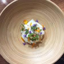 Fromage De Chevre De Dominique Fabre Mousse Legere Copeaux Affines Fleurs Et Herbes Sauvages A La Maison D A Cote Pa Belle Assiette Fromage De Chevre Chevre