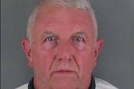 Il fonce avec sa voiture sur sa famille attablée au restaurant: deux morts 