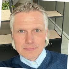 Idag gratulerar vi Dennis Strand på hans Examens dag för en fantastik  genomförd projektledare utbildning inriktning el på Stockholms Tekniska  Institut. Grattis 🎉🎉🎉🎉.