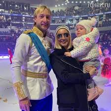 Российские и зарубежные звезды, ставшие мамами после 40. Lera Kudryavceva Vpervye Vyshla V Svet Posle Operacii Na Grudi 7dnej Ru