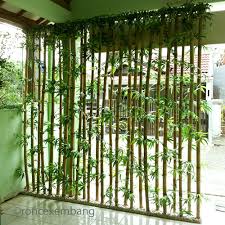 Partisi dapat memecah sekaligus menyatukan ruangan secara pilihan partisi dari bambu beragam mulai dari yang tipis ditumpuk secara vertikal hingga batang bambu yang lebih tebal dan tersusun secara. Bambu Partisi Ruang Tamu Ba08